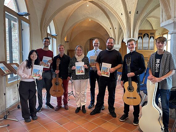 Yoona Hong und Leon Kropp (Komposition), Sascha Butz (Gitarre), Dr. Julia Deppert-Lang, Prof. Dr. Dr. Benjamin Lang, Tristan Angenendt sowie Emil Wolff und Emil Brehme (YARO-Netzwerk) - von li. nach re. © Andrej Pohl