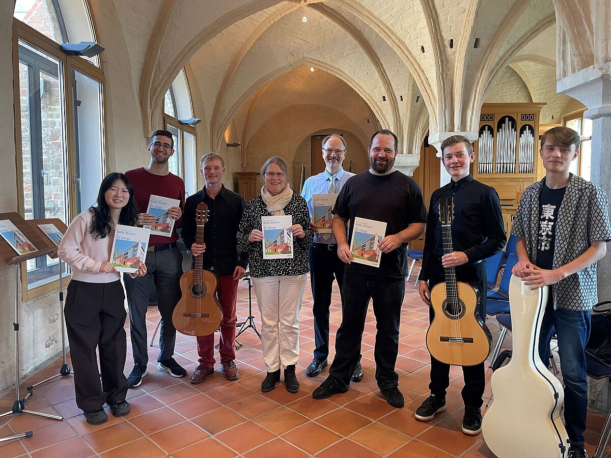 Yoona Hong und Leon Kropp (Komposition), Sascha Butz (Gitarre), Dr. Julia Deppert-Lang, Prof. Dr. Dr. Benjamin Lang, Tristan Angenendt sowie Emil Wolff und Emil Brehme (YARO-Netzwerk) - von li. nach re. © Andrej Pohl