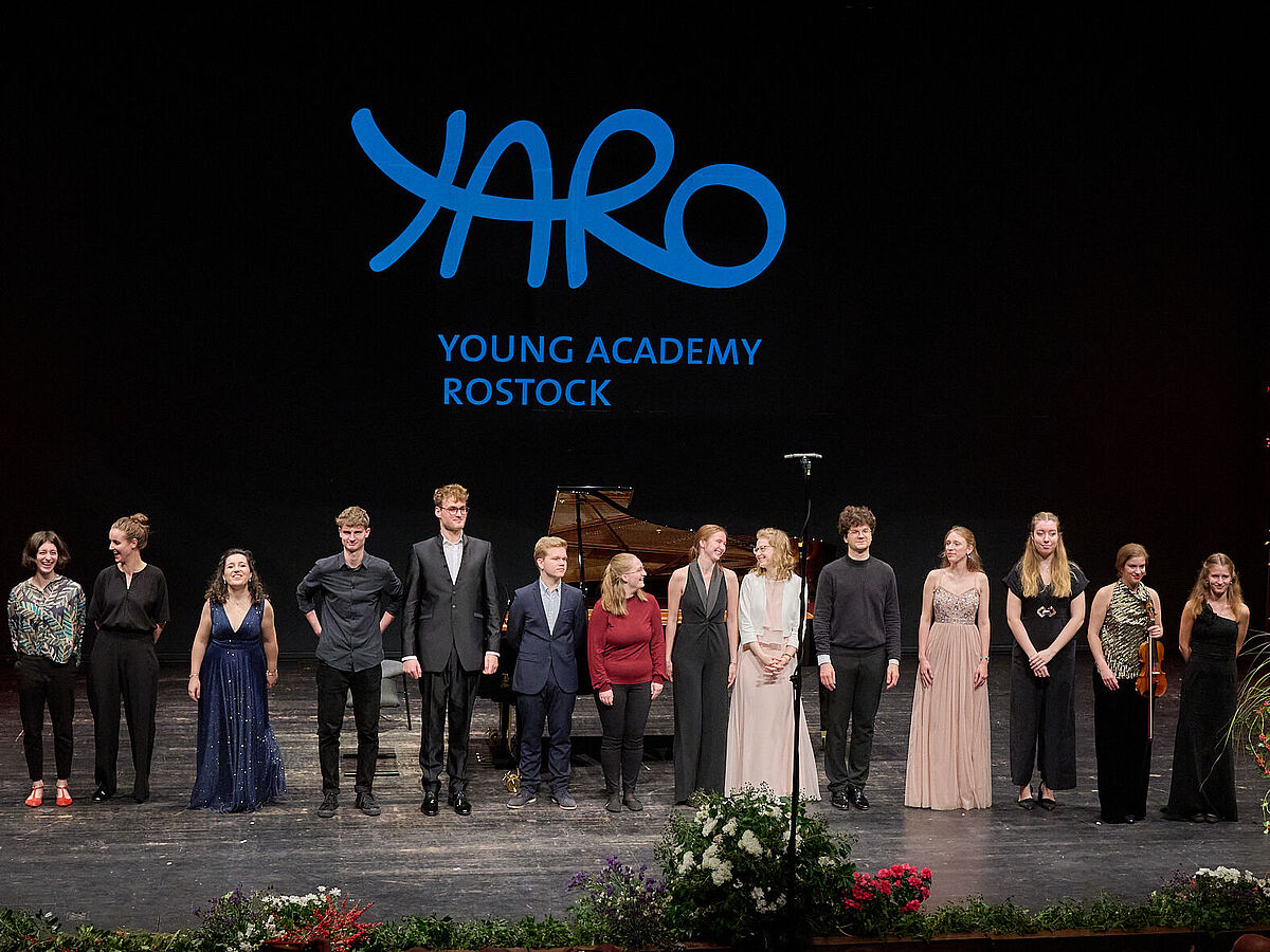 Die Künstlerinnen und Künstler des Festkonzerts der YARO.