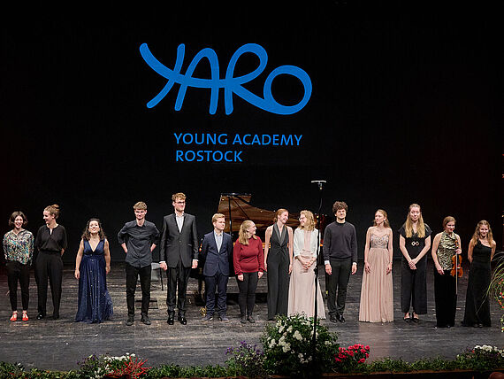 Die Künstlerinnen und Künstler des Festkonzerts der YARO.