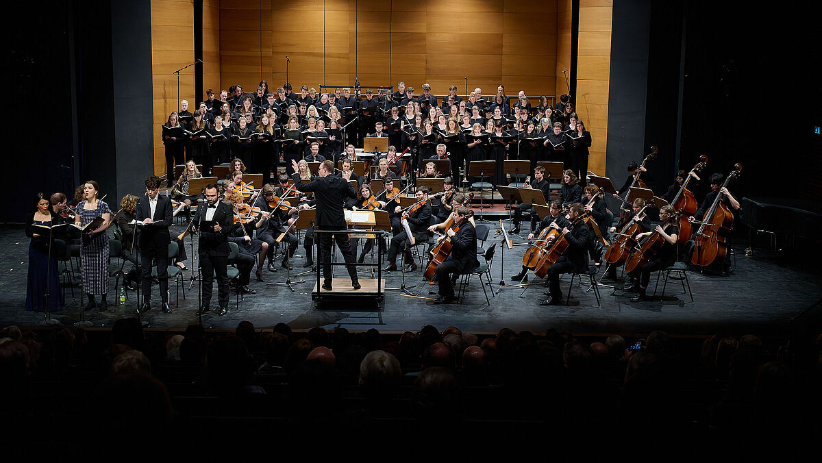 Die Studierendenphilharmonie und der Hochschulchor © Mirco Dalchow Die Studierendenphilharmonie im Konzert