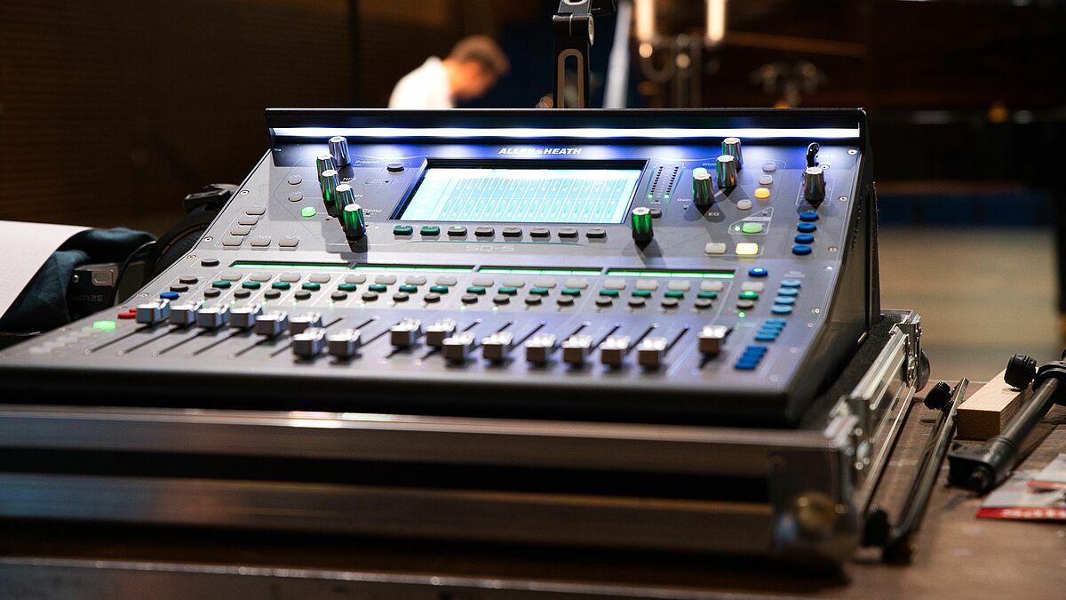 Der Stream läuft über einen Server der Hochschule Wismar.