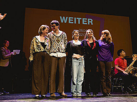 "Püppchenkollektiv" gewinnt D-bü Wettbewerb