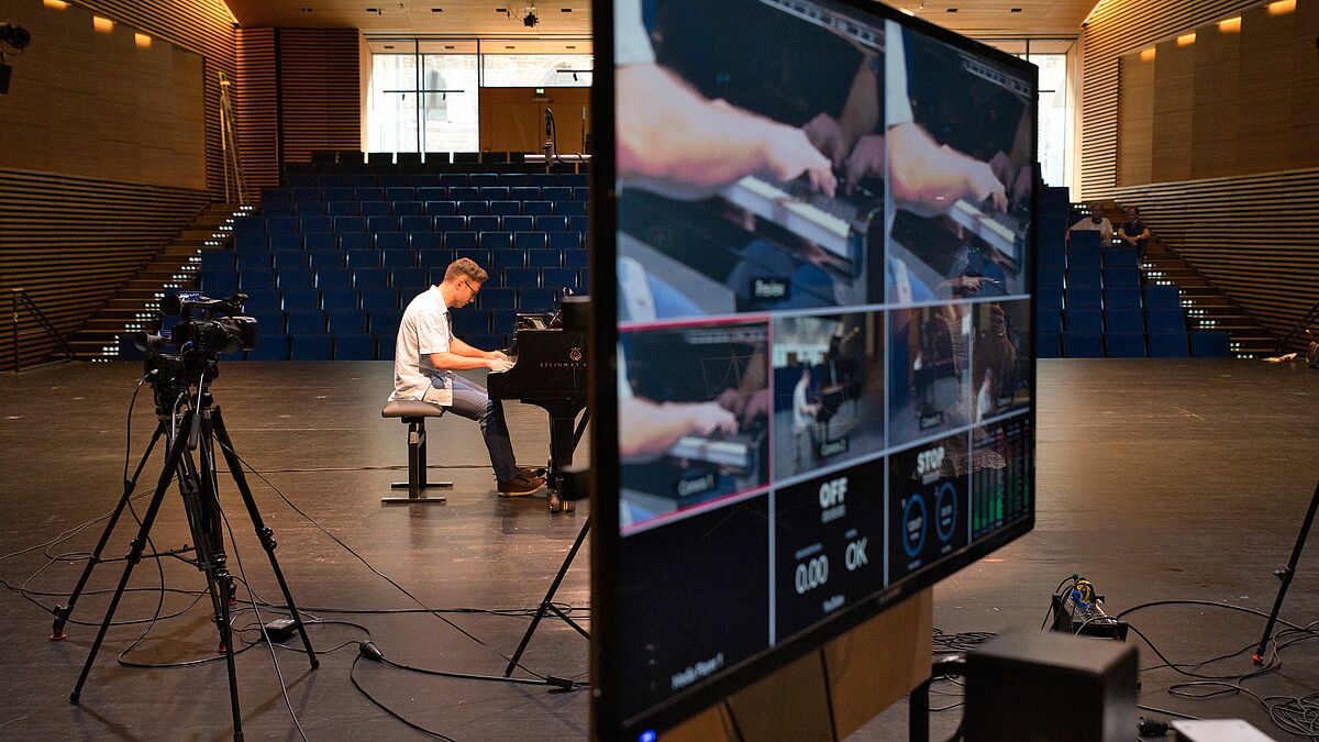 Rund sieben Fachleute braucht das Streaming.