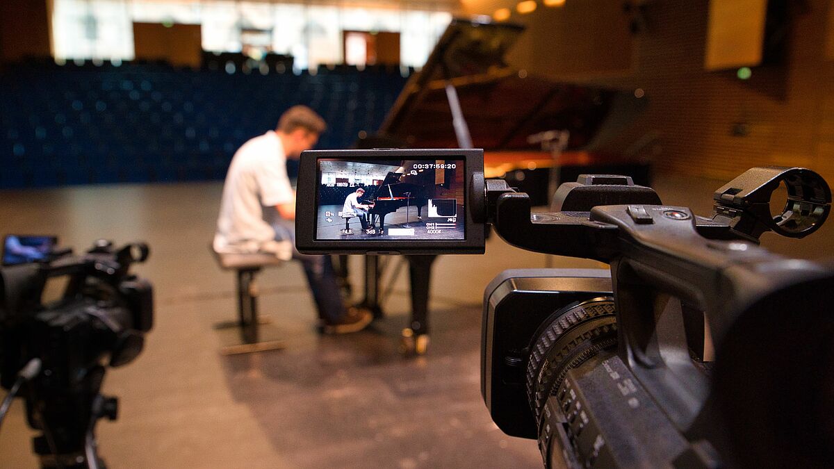 Kameras übertragen live.