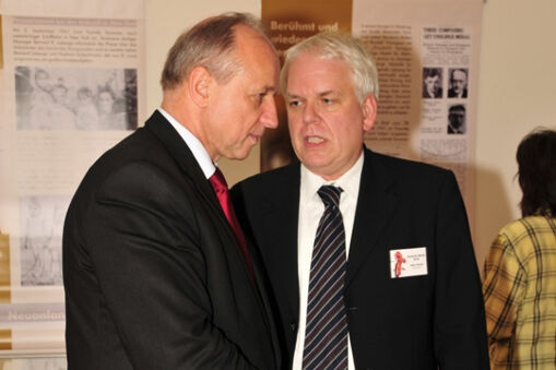 Volker Ahmels, Leiter des Zentrums für Verfemte Musik (re.) und Janusz Marszalek, Oberbürgermeister von Auschwitz