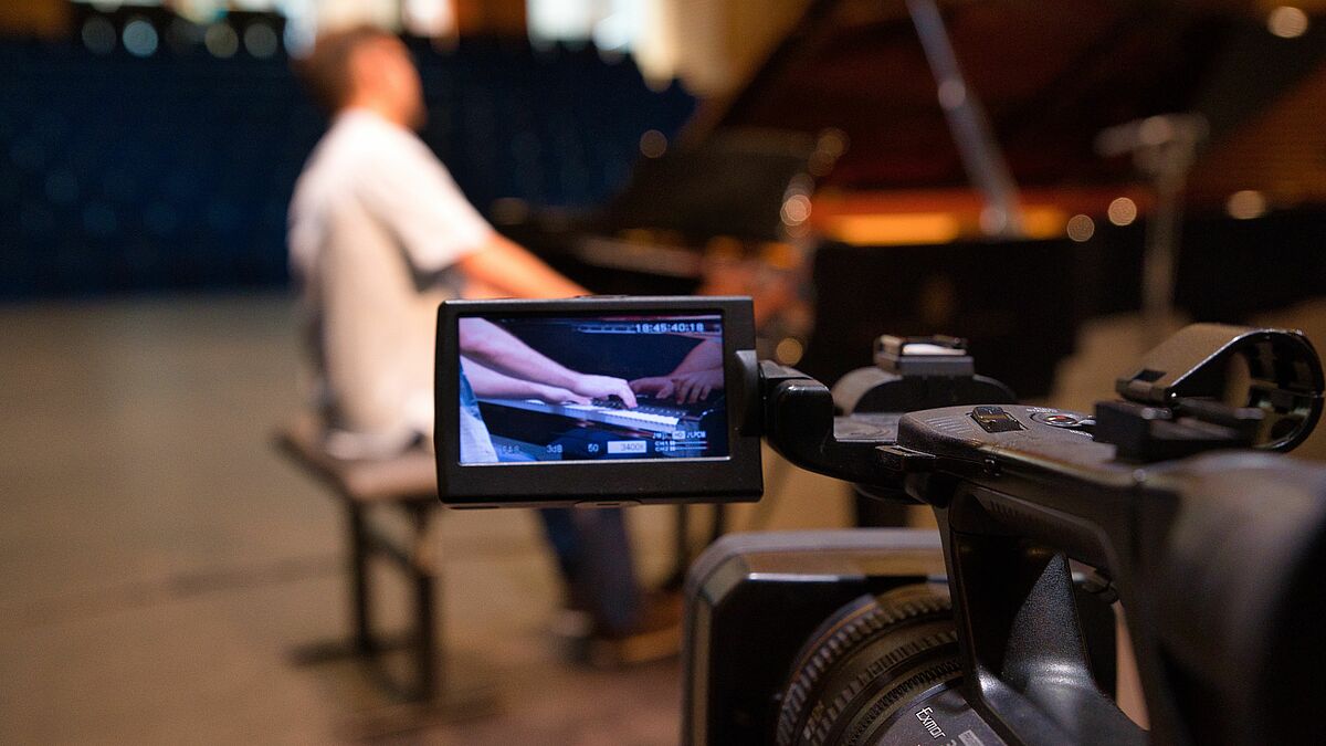 Der Stream ist ausschließlich live und wird nicht aufgezeichnet. So hat er Konzertcharakter.