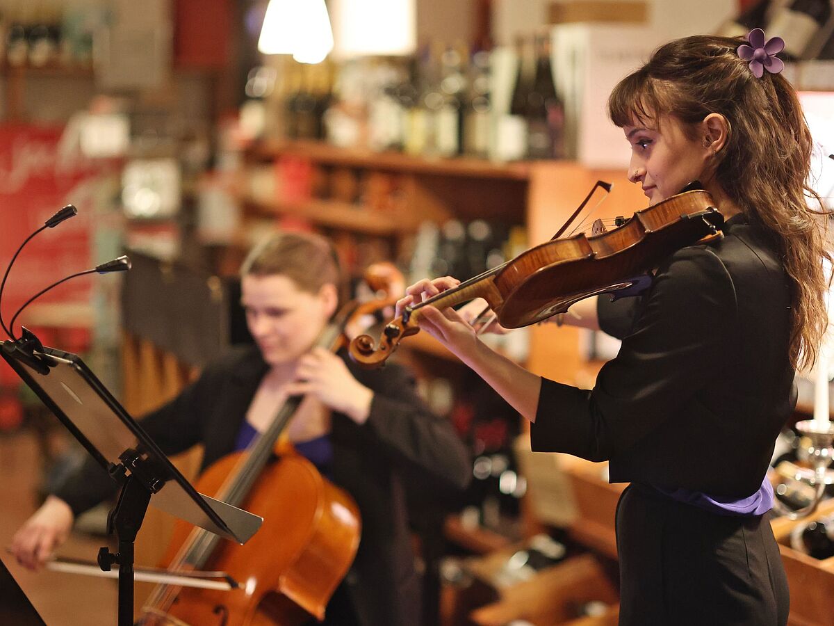 Marina Illiadou an der Violine und Mathilde Heise am Violoncello in Jacques’ Wein-Depot mit Werken von Reinhold Glière.