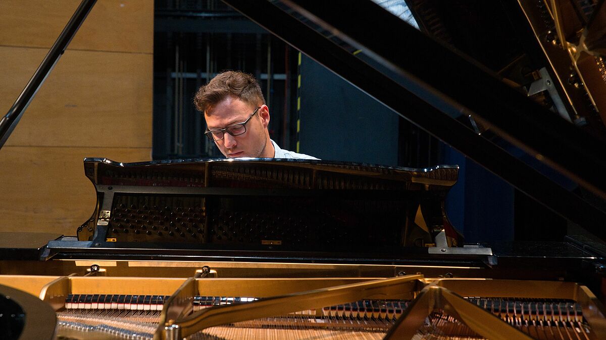 Pianist Martin Wiegel ist beim ersten "hmt on air" dabei.