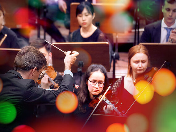 Das Sinfonierorchester der hmt Rostock unter der Leitung von Prof. Florian Erdl © Mirco Dalchow